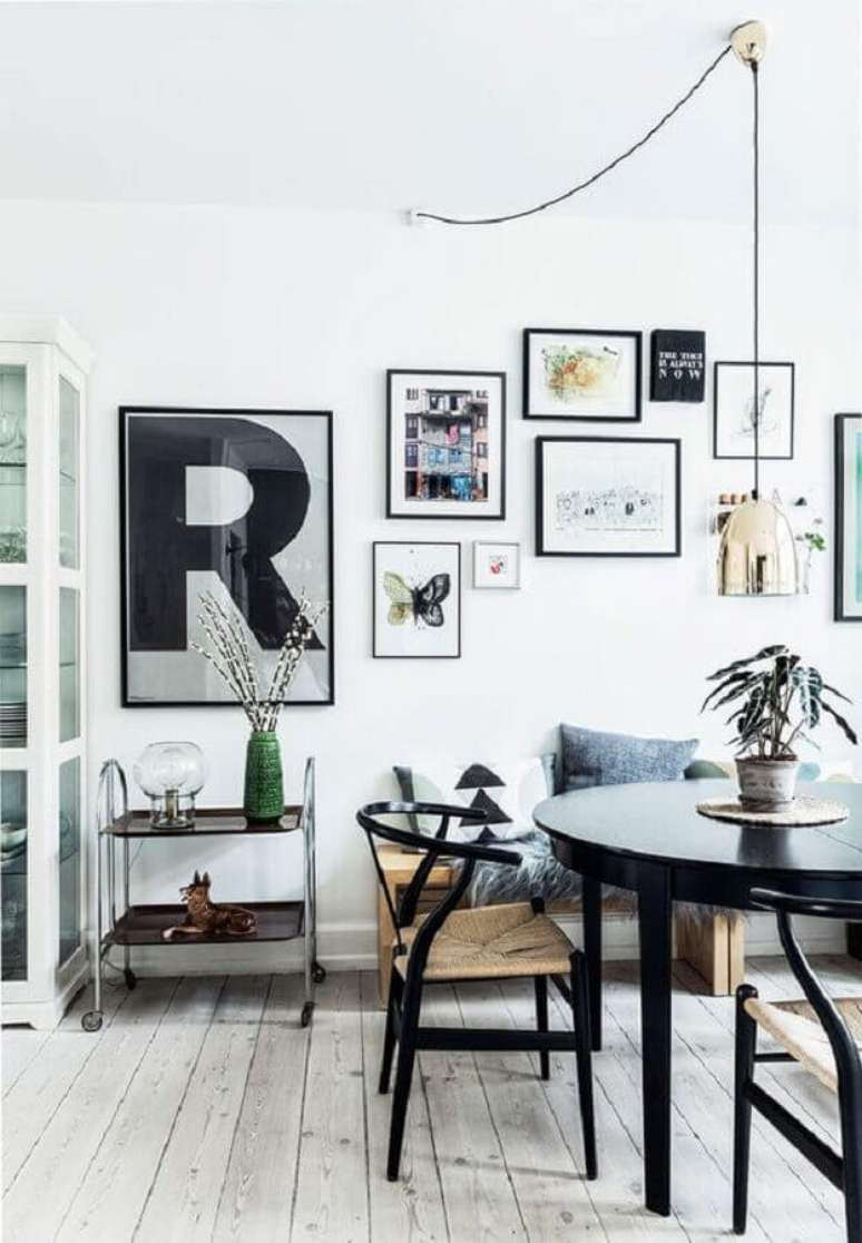 32. Luminária para sala de jantar moderna decorada com vários quadros de parede – Foto Apartment Therapy