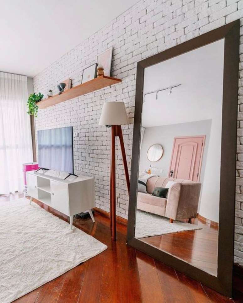 9. Sala branca com rack p&eacute; palito &ndash; Foto Projetos criativos