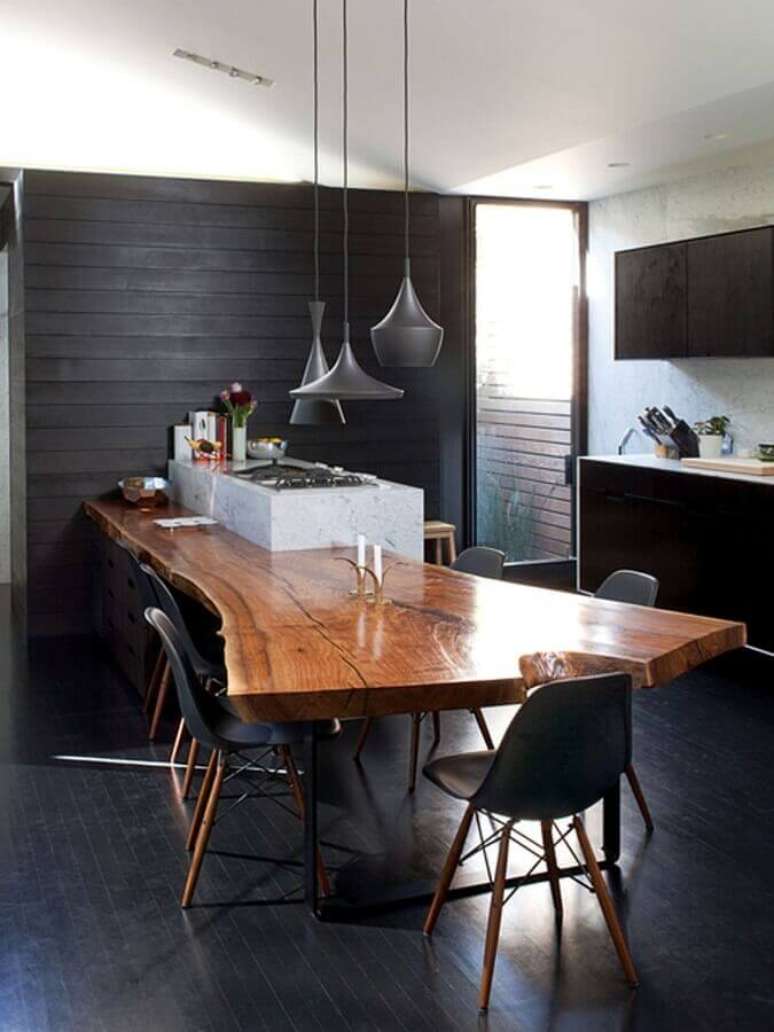 8. Piso preto para decoração de cozinha planejada com mesa integrada à ilha – Foto Archilovers