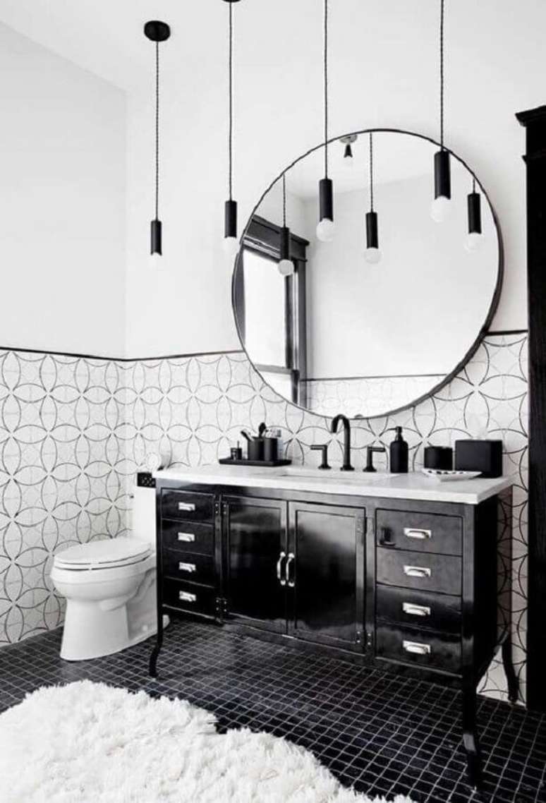 28. Decoração de banheiro com piso preto e espelho redondo – Foto Pinterest