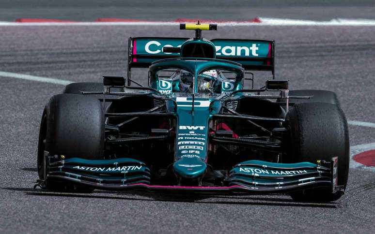 Sebastian Vettel com a Aston Martin durante segundo dia da pr&eacute;-temporada da F&oacute;rmula 1 no Bahrein 