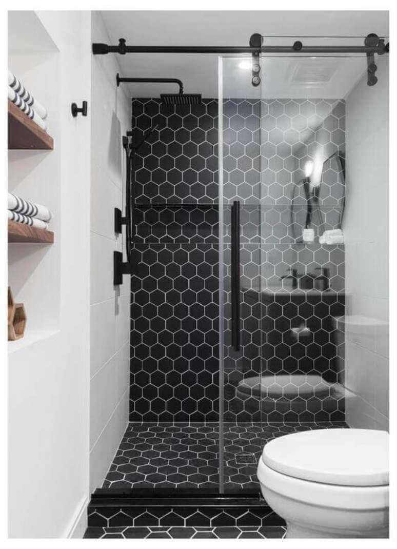 30. decoração de banheiro com piso preto hexagonal – Foto Pinterest