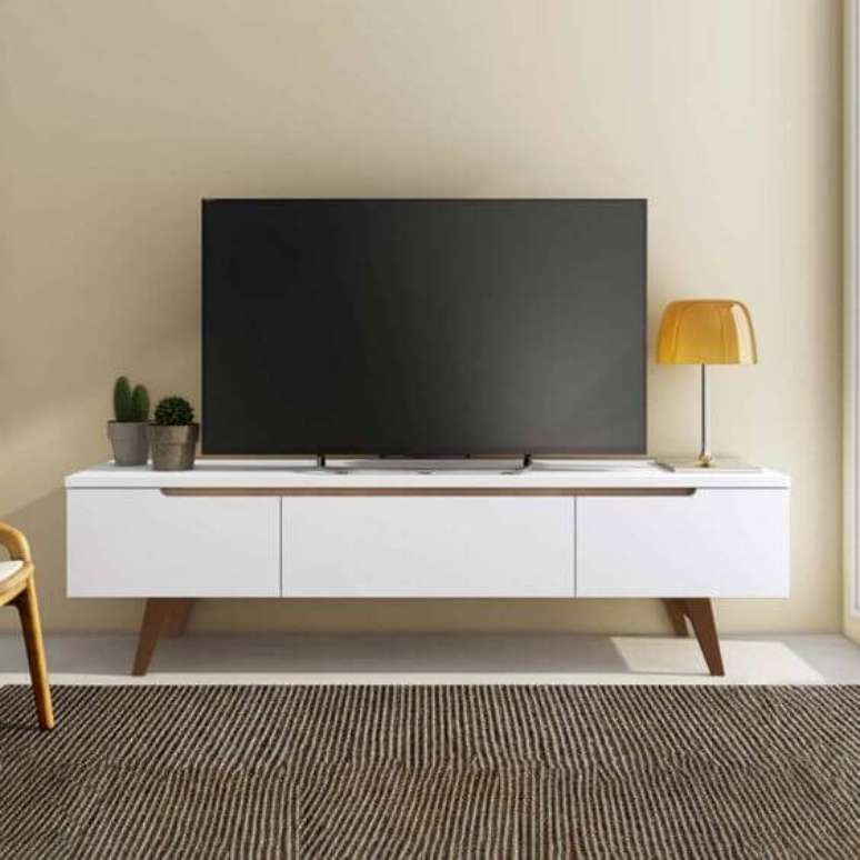 28. Rack p&eacute; de palito branco na sala de estar &ndash; Foto Mobly