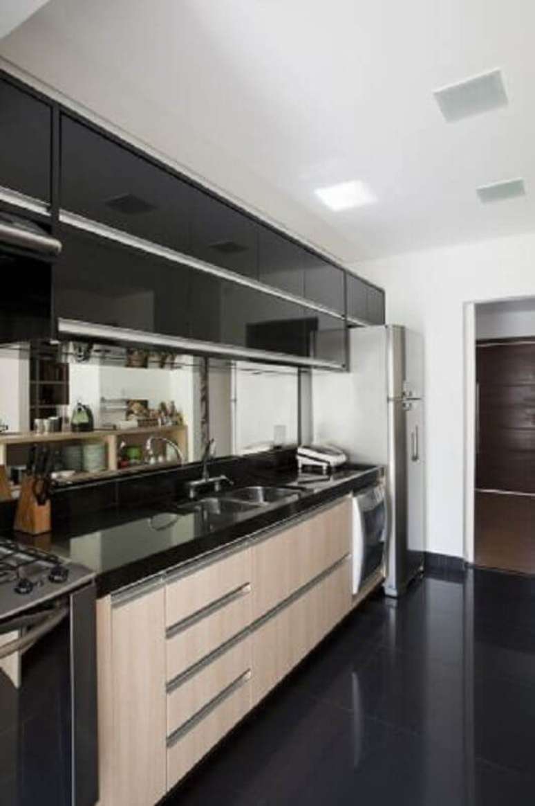 13. Piso preto liso para decoração de cozinha simples planejada -Foto Pinterest