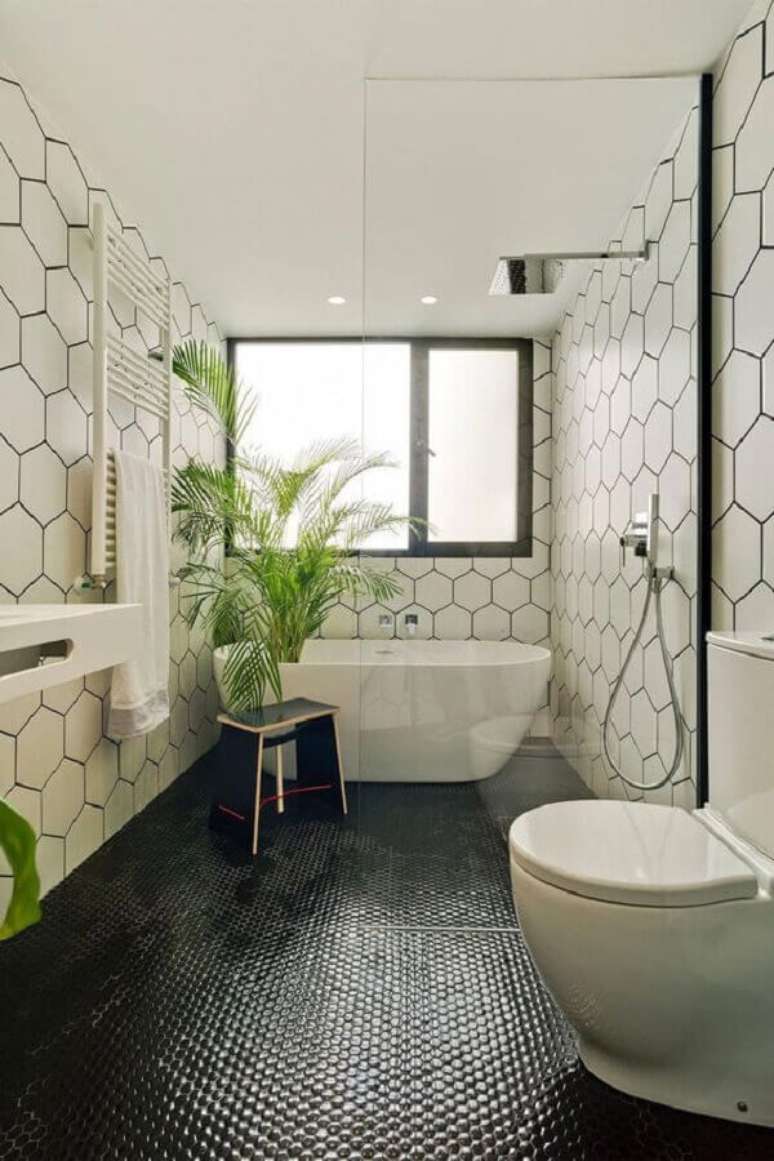 29. Decoração de banheiro com piso preto e revestimento hexagonal para parede – Foto Decorated Life