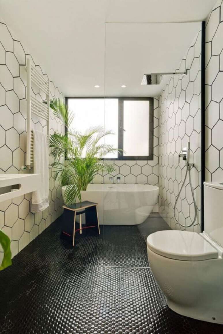 29. Decora&ccedil;&atilde;o de banheiro com piso preto e revestimento hexagonal para parede &ndash; Foto Decorated Life