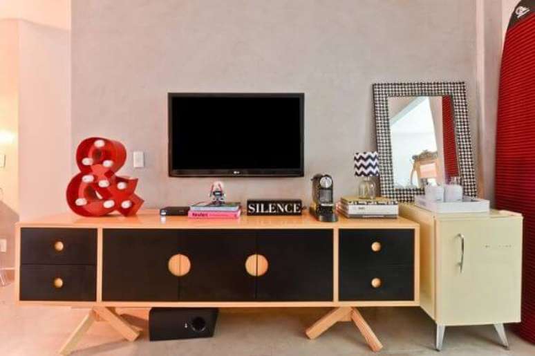 45. Rack p&eacute; palito preto e de madeira &ndash; Foto Casa de Valentina