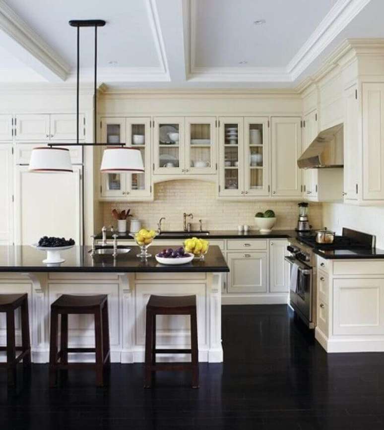 33. Decoração de cozinha clássica com piso vinilico preto – Foto Archilovers