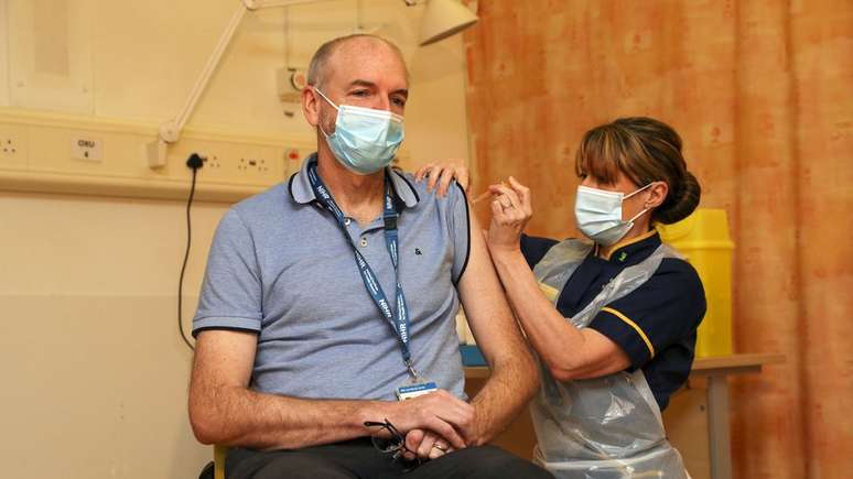 Andrew Pollard, do grupo de vacina da Universidade de Oxford, sendo vacinado