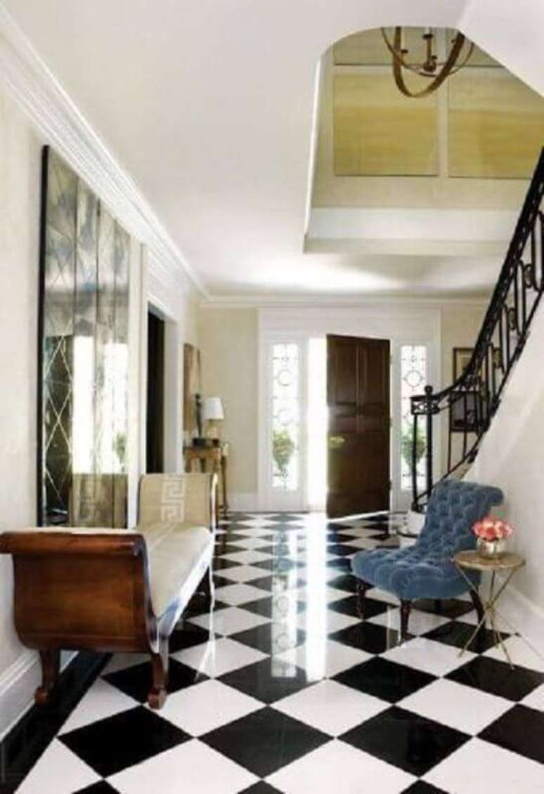 27. Decoração clássica para casa com piso preto e branco xadrez – Foto Conexão Décor