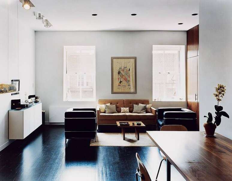 42. Decoração de sala de estar com piso pintado de preto – Foto Houzz