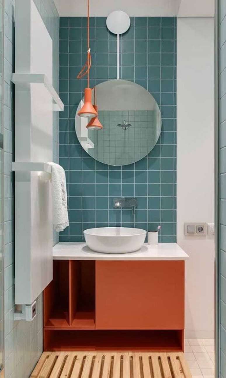 46. Banheiro colorido decorado com espelho redondo e luminária moderna de teto – Foto Pinterest