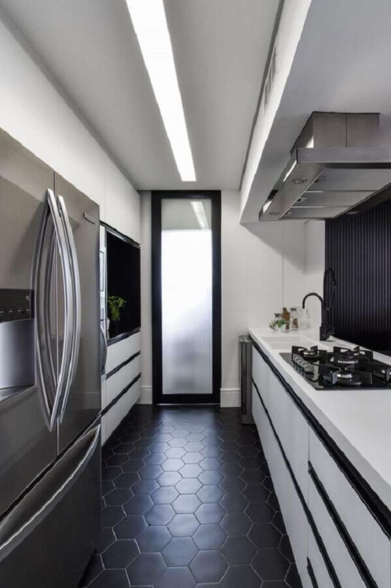 32. Decoração de cozinha branca com piso preto hexagonal – Foto Degradê Arquitetura e Interiores
