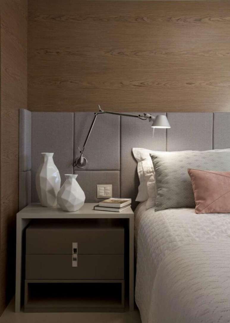 30. Luminária moderna para quarto decorado com revestimento amadeirado para paredes – Foto Pinterest