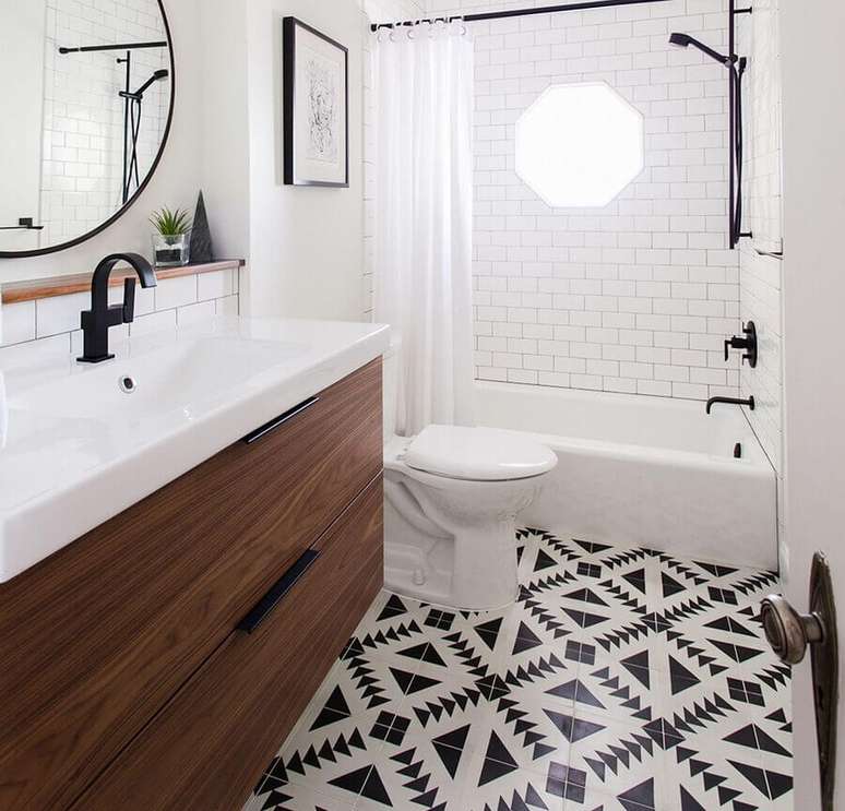 51. Piso preto e branco para decoração de banheiro com gabinete suspenso de madeira – Foto Pinterest
