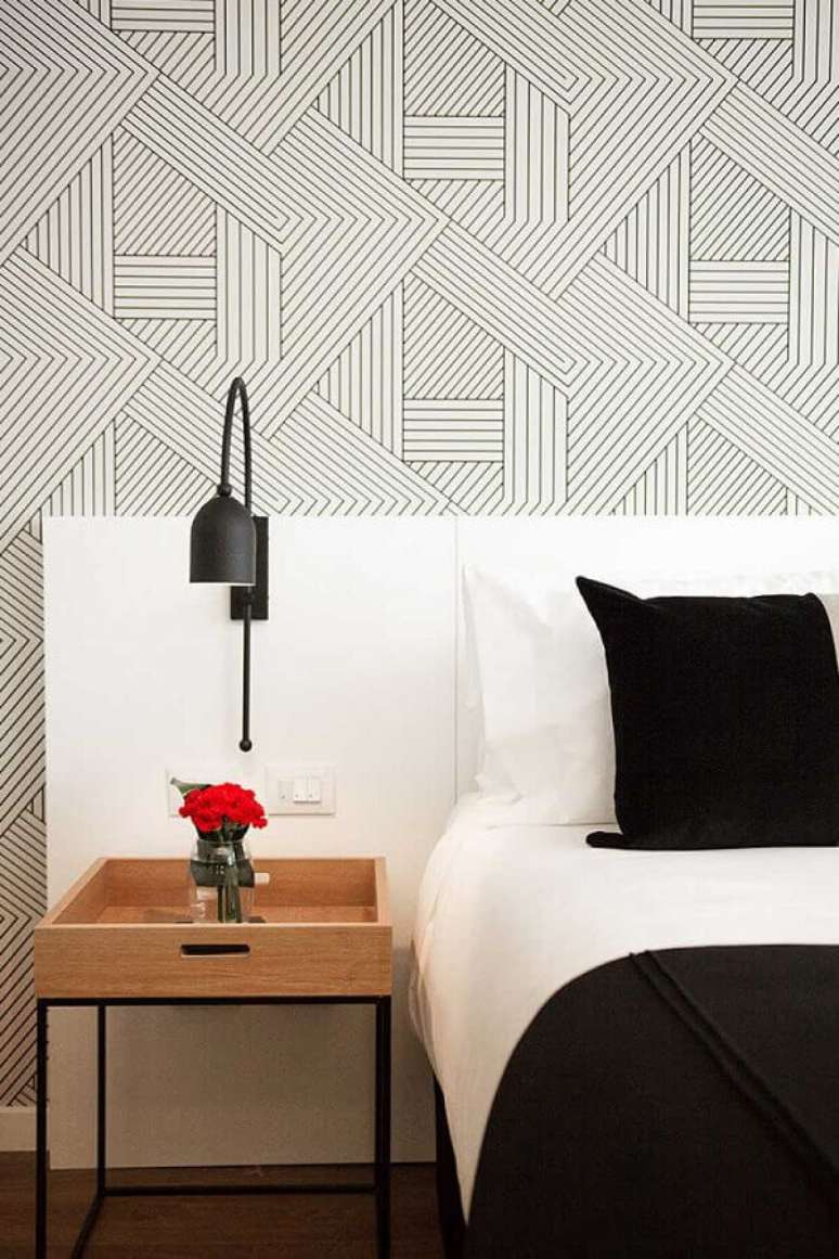 39. Quarto de casal decorado com papel de parede delicado e luminária de parede moderna – Foto Home Fashion Trend