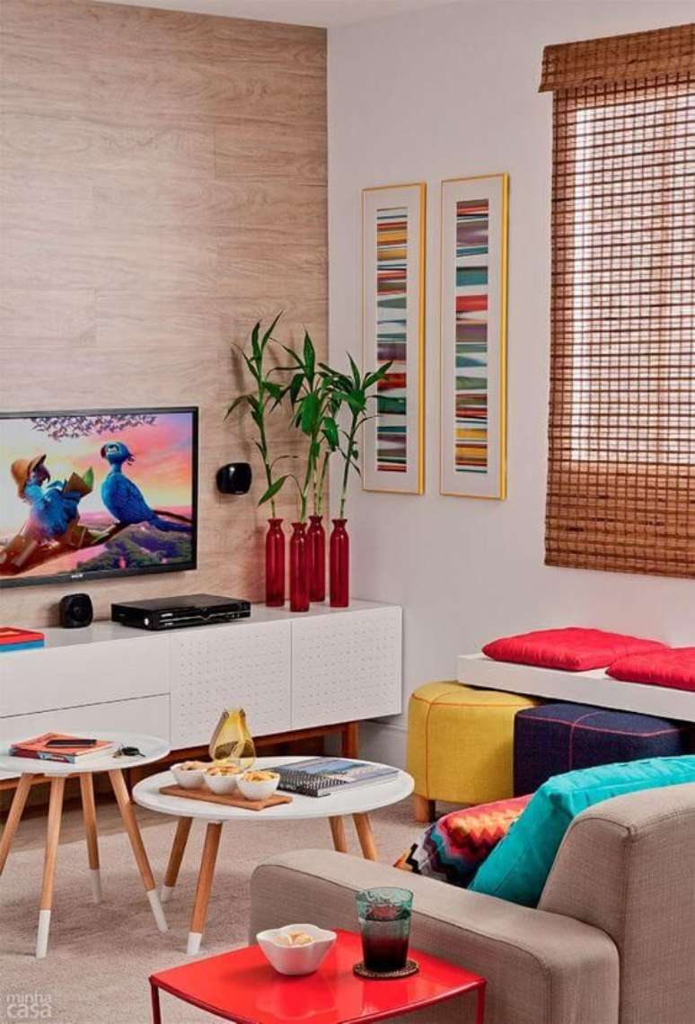 15. Sala colorida com rack p&eacute; palito branco &ndash; Foto Revista Vd