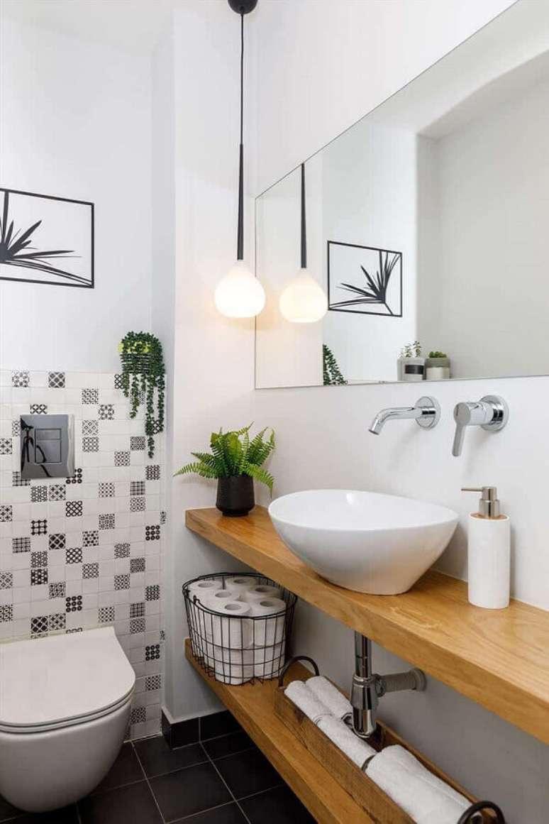 26. Luminária moderna para decoração de banheiro simples com bancada de madeira – Foto Pinterest