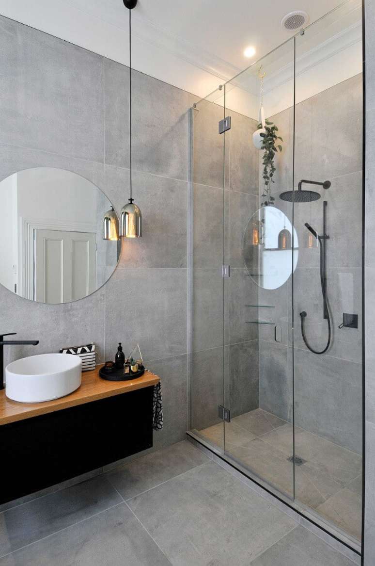 45. Banheiro cinza decorado com luminária moderna cromada – Architecture