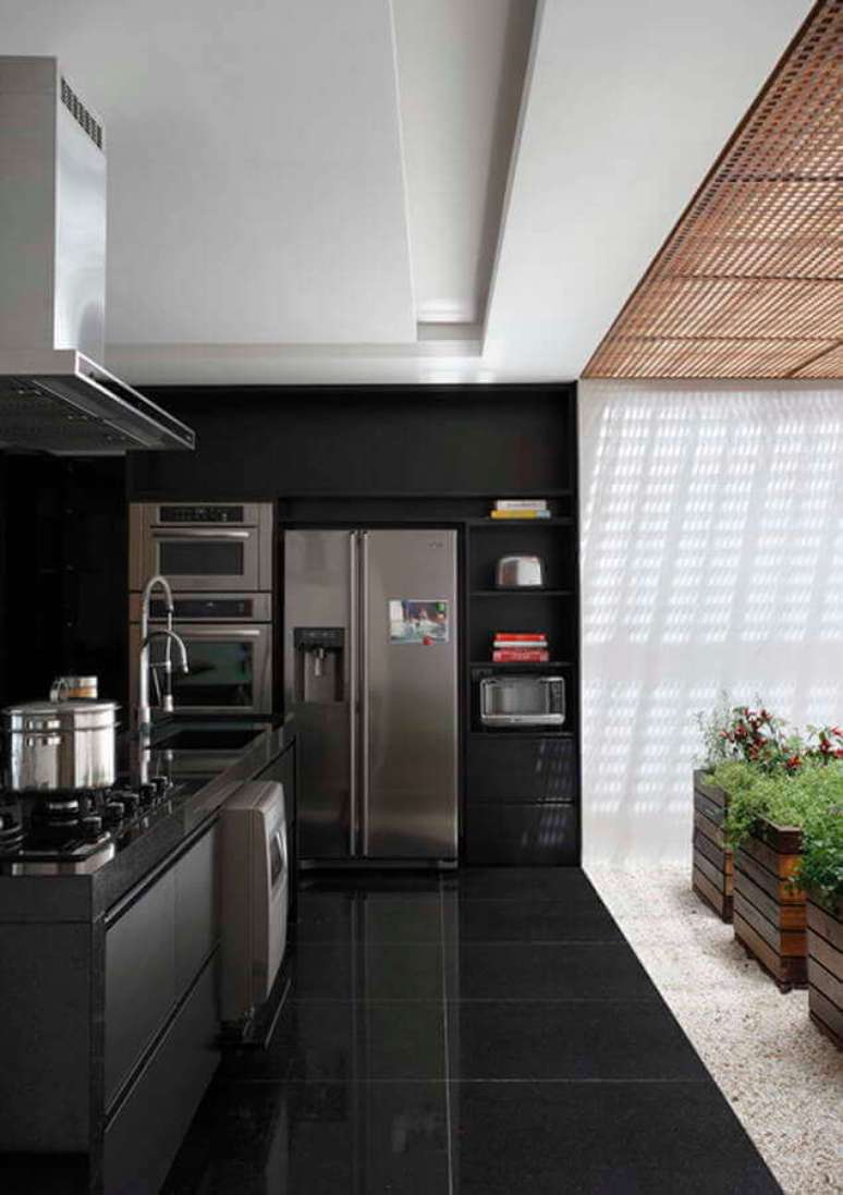 20. Piso preto para decoração moderna de cozinha planejada – Foto Pinterest