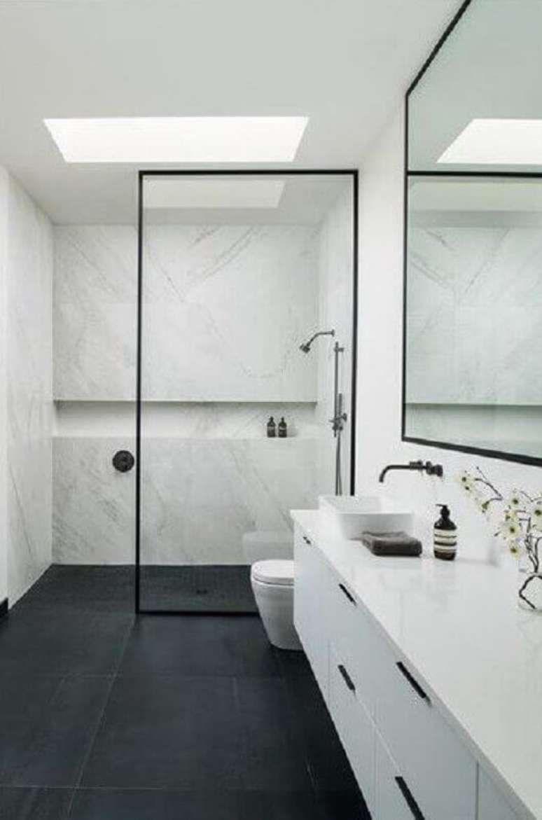 44. Decoração minimalista para banheiro com piso preto – Foto Arkpad