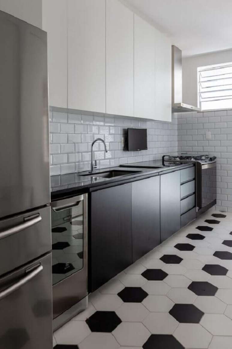 37. Decoração de cozinha planejada com armários e piso preto e branco – Foto PRIMO arquitetura e urbanismo