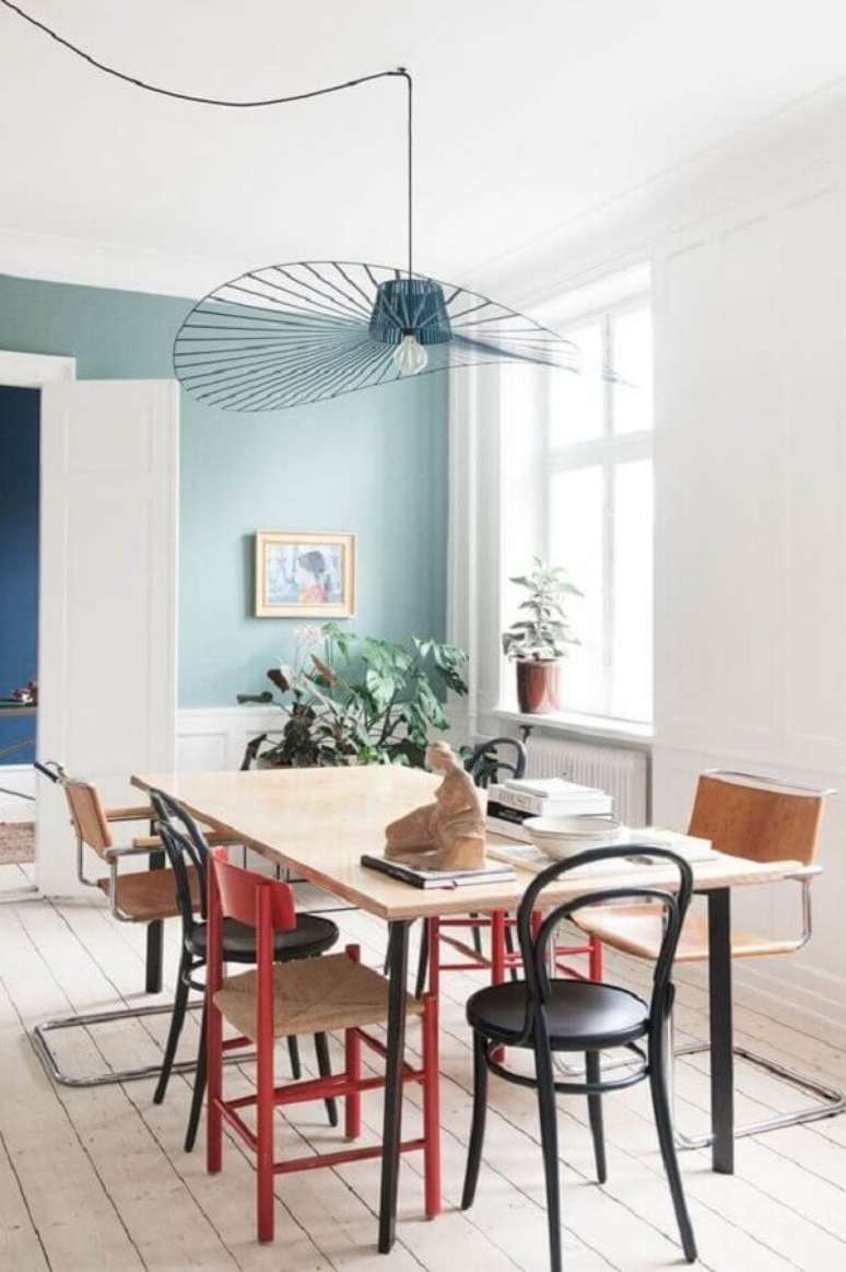 43. Sala de jantar simples decorada com luminária moderna – Foto Côté Maison