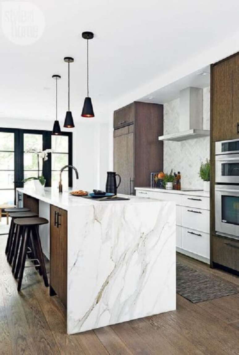 62. Luminária pendente moderna para decoração de cozinha com ilha de mármore – Foto Habitissimo