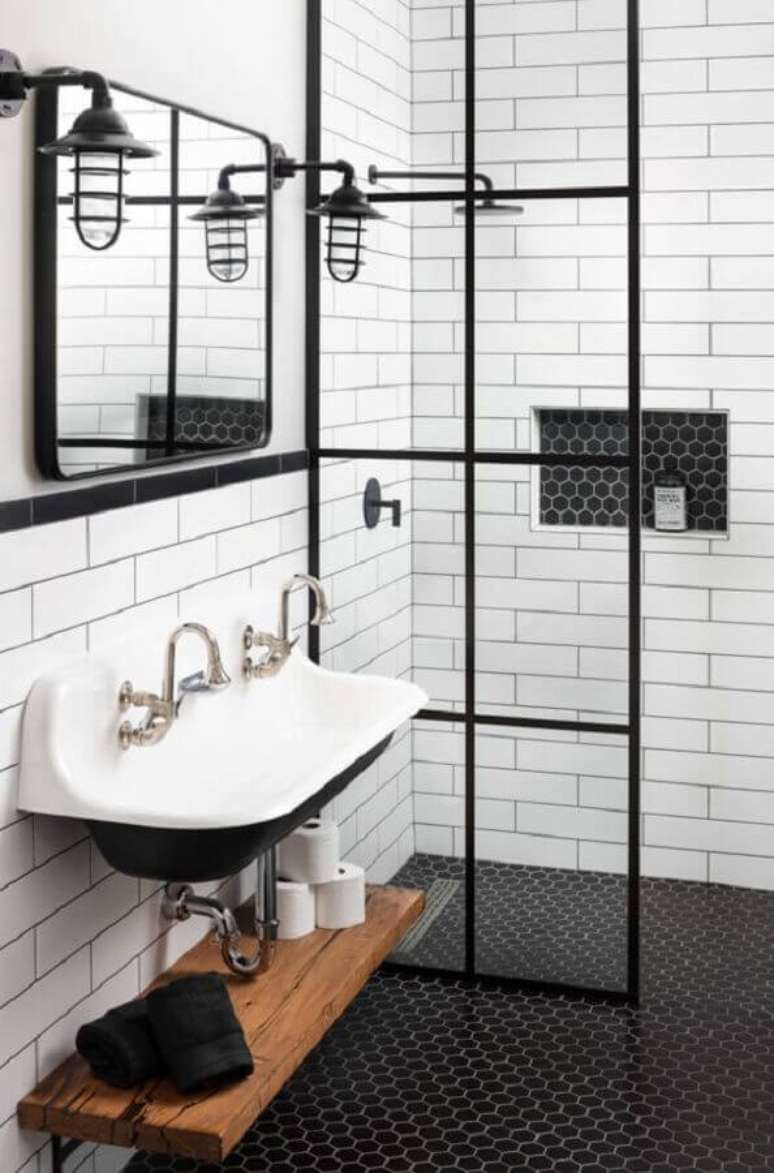 26. Banheiro simples decorado com pastilha hexagonal para piso preto – Foto Hunker