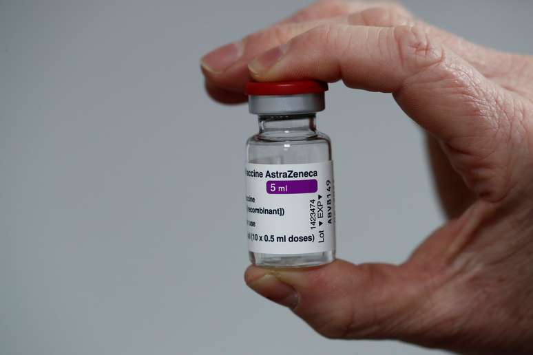 Frasco de vacina da AstraZeneca contra Covid-19 em laboratório de Paris
19/03/2021 REUTERS/Benoit Tessier