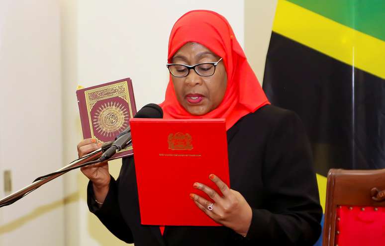 Nova presidente da Tanzânia, Samia Suluhu Hassan, toma posse em Dar es Salaam
19/03/2021
REUTERS/Stringer
