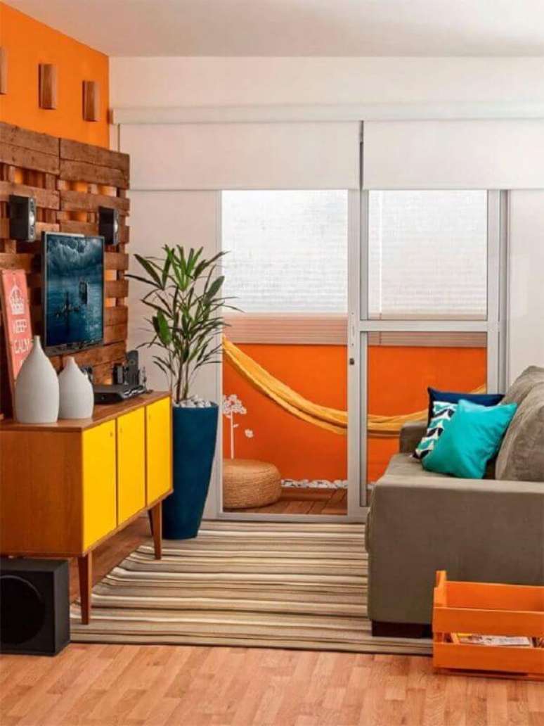 31. Rack p&eacute; palito amarelo na sala colorida &ndash; Foto Pinterest