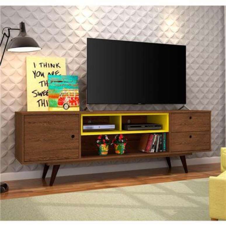 11. Sala com rack p&eacute; palito de madeira &ndash; Foto Pinterest