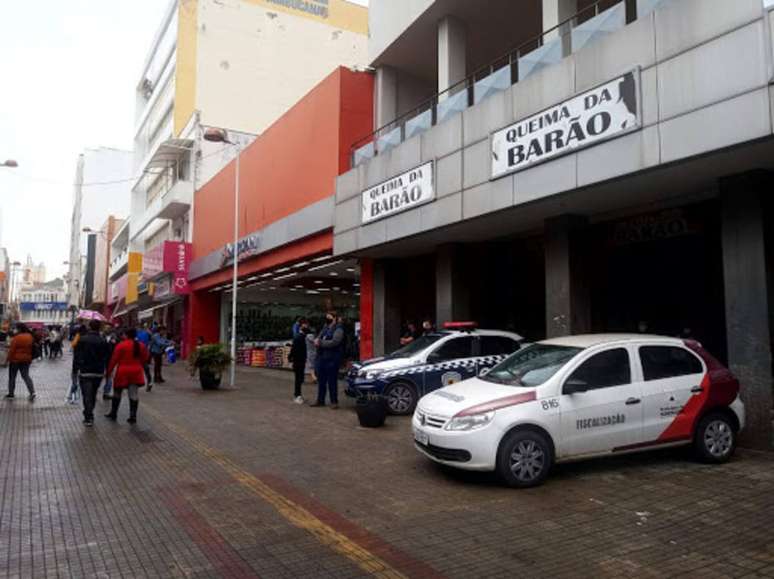 Decreto municipal permite que o comércio funcione em drive-thru, apesar as restrições do plano emergencial do governo estadual, em Sorocaba