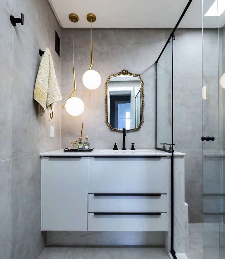 4. Decoração de banheiro cinza com luminária moderna de teto -Foto Arquitetando Ideias