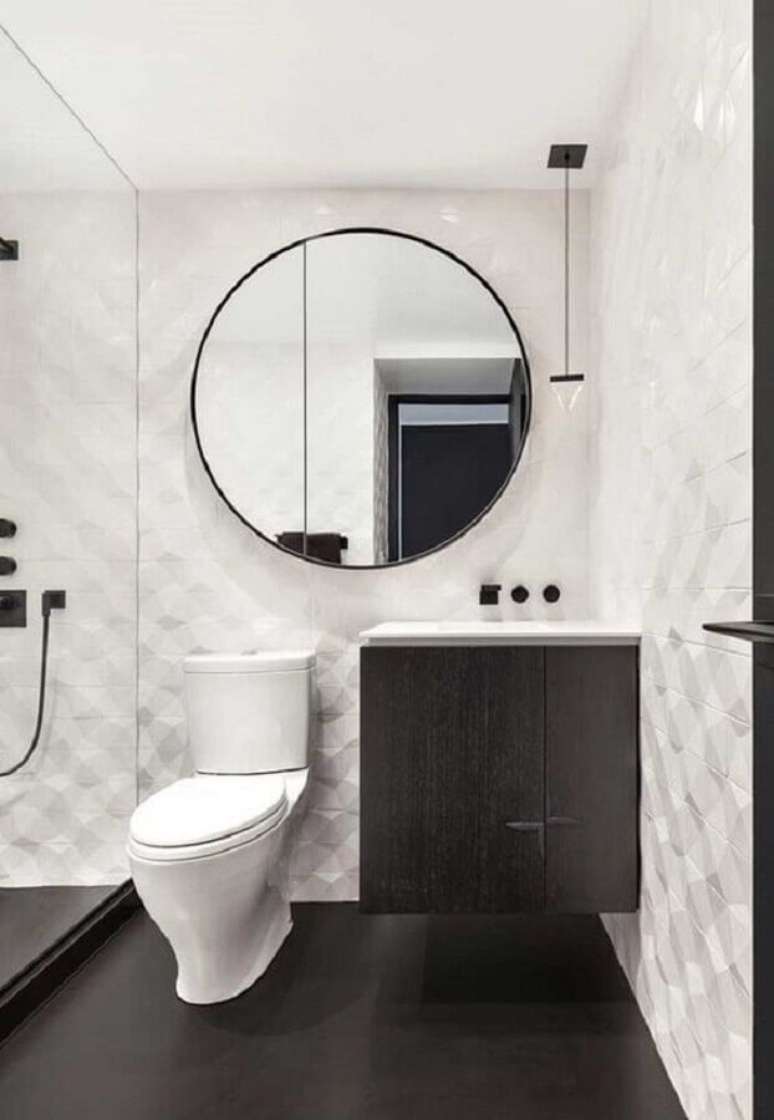 62. Piso preto liso para decoração de banheiro branco – Foto Jeito de Casa