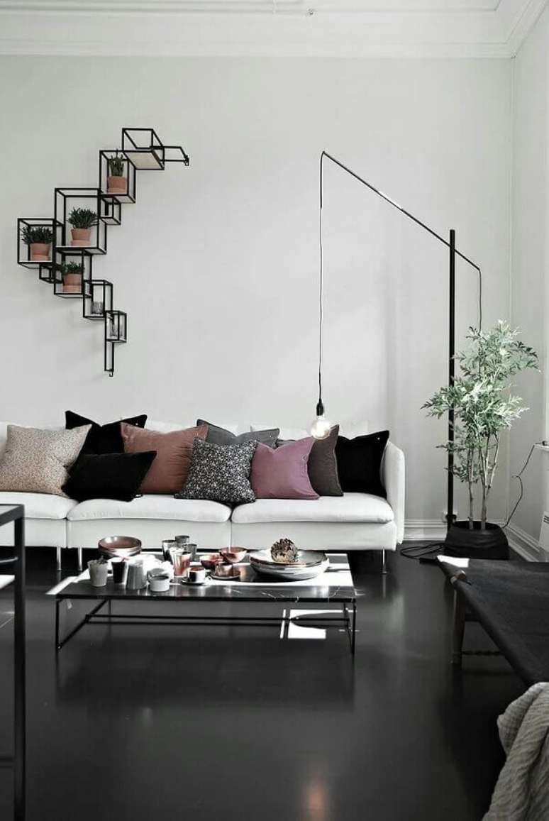 14. Piso preto liso para sala decorada com várias almofadas para sofá branco – Foto Home Fashion Trend