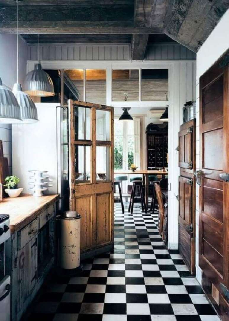 39. Decoração de cozinha rústica com piso preto e branco- Foto Futurist Architecture