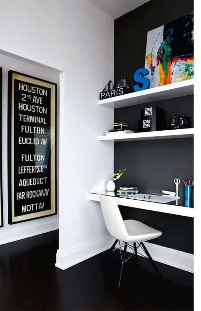 40. Decoração de home office com piso preto liso – Foto Apartment Therapy