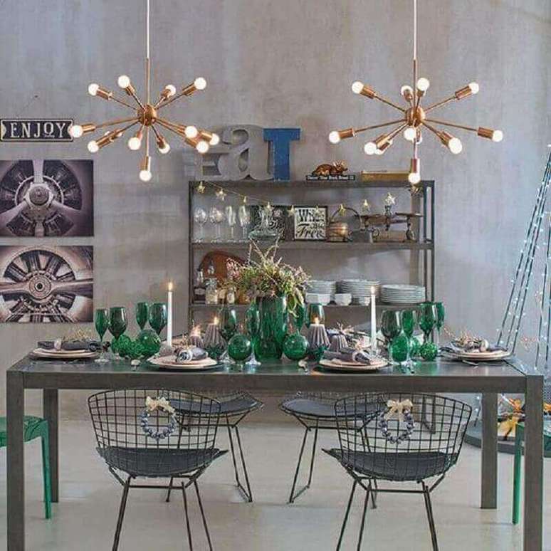 42. Sala de jantar cinza decorada com luminária de teto moderna -Foto Pinterest