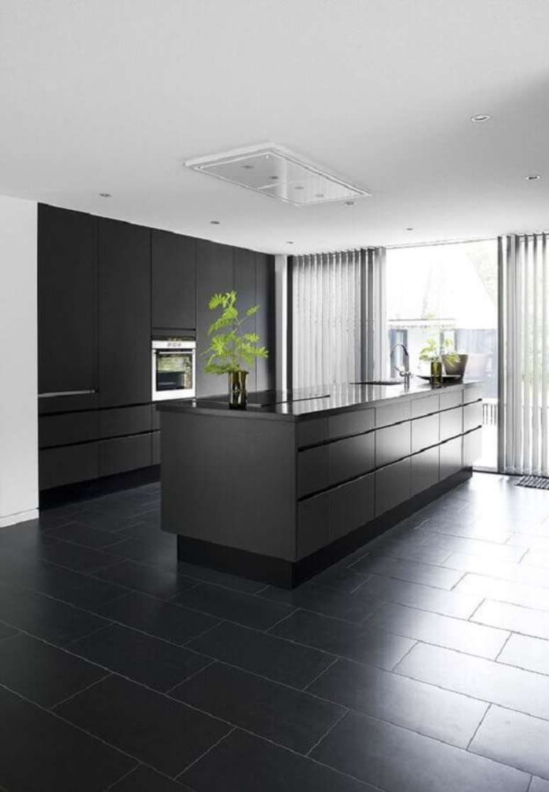 12. Piso preto liso para decoração de cozinha preta com ilha – Foto Homify