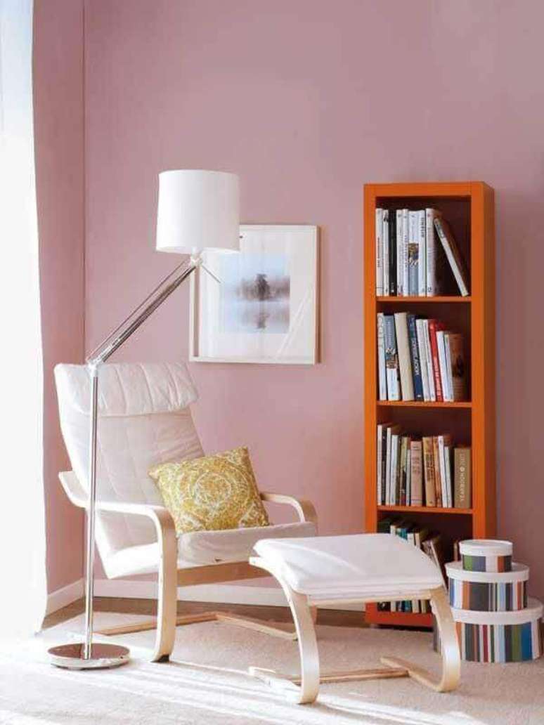 7. Luminária de chão moderna para cantinho de leitura decorado com poltrona branca – Foto Pinterest
