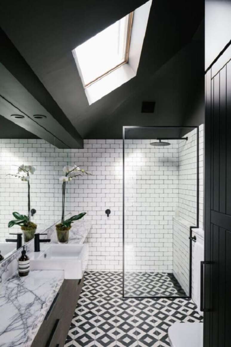 31. Decoração de banheiro sofisticado com piso preto e branco – Foto Pinterest