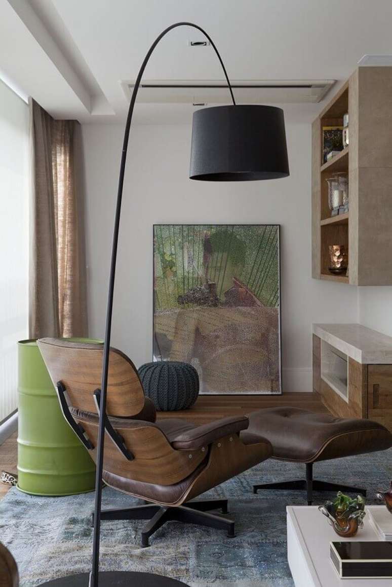 5. Decoração de escritório com poltrona confortável e luminária de chão moderna – Foto Futurist Architecture