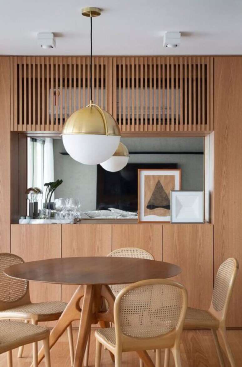 59. Decoração em cores neutras com luminária para sala de jantar moderna – Foto Studio Roca