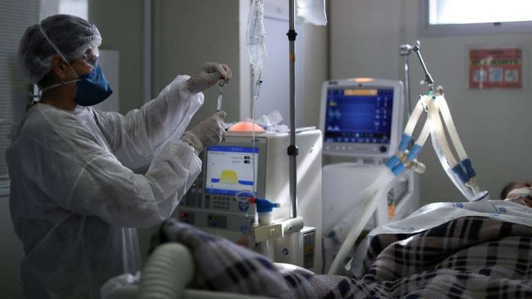 Falta de protocolo nacional, com orientações sobre intubação, é citado por médicos como uma das razões para os números altos de mortes no Brasil