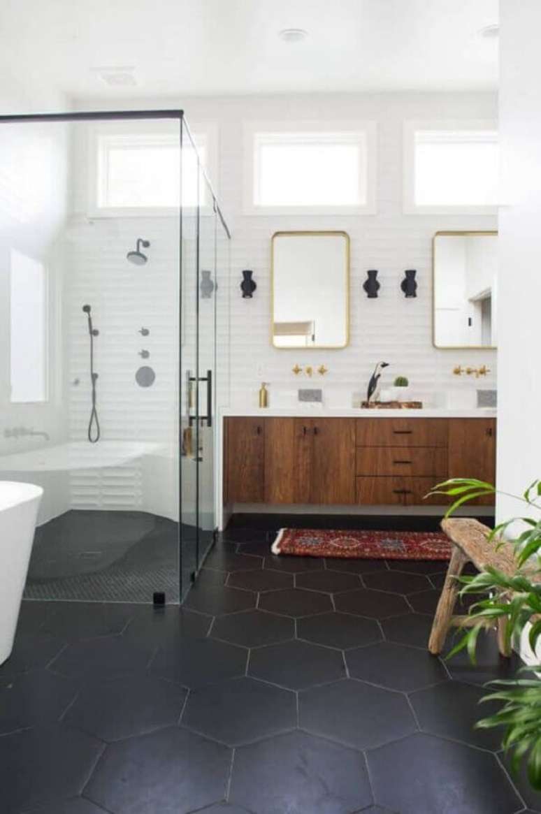 61. Piso preto hexagonal para decoração de banheiro amplo com gabinete de madeira – Foto Decorated Life