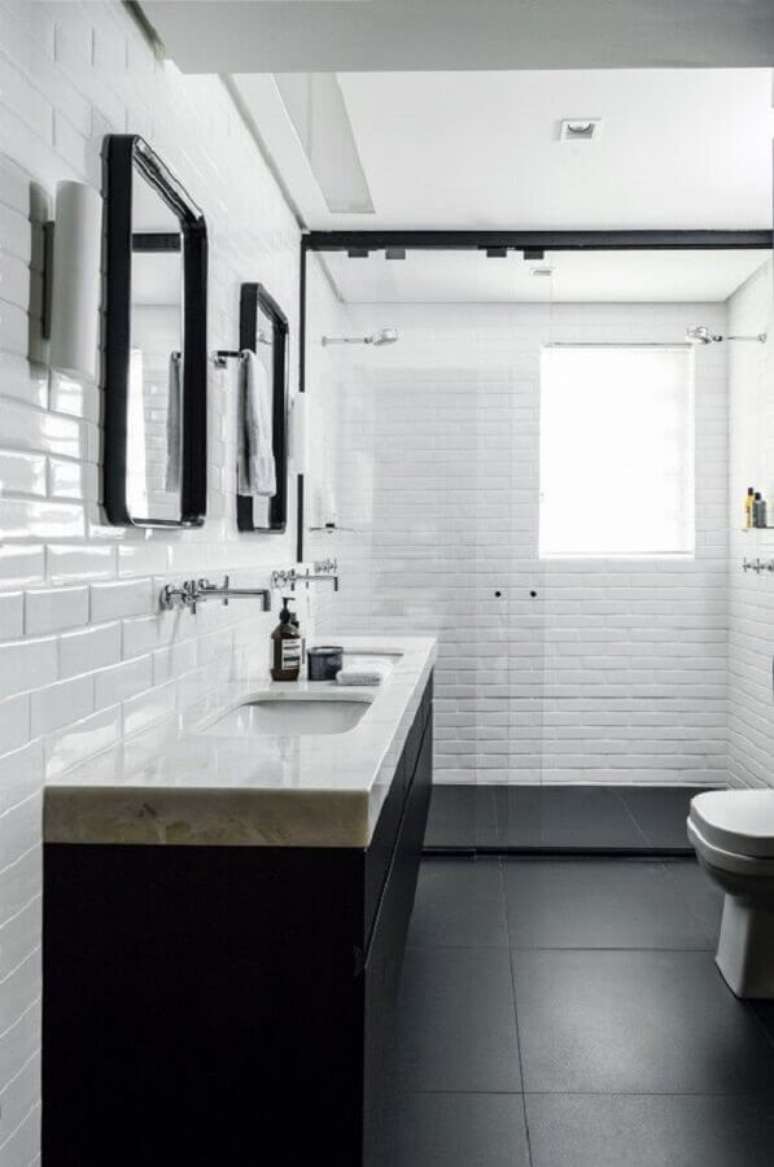 5. Banheiro preto e branco decorado com metro white e piso preto liso &ndash; Foto Pinterest