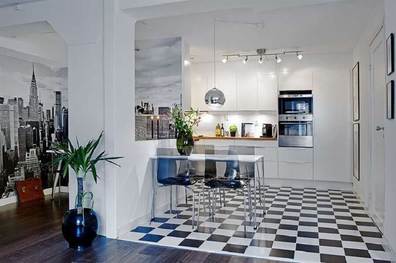 38. Decoração de cozinha planejada com piso preto e branco xadrez -Foto Pinterest