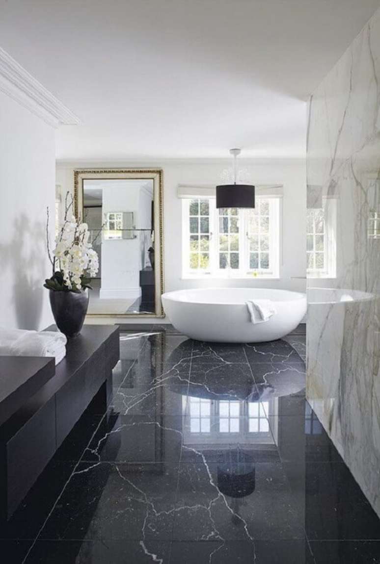 49. Piso preto de mármore para decoração de banheiro sofisticado com banheira – Foto Apartment Therapy